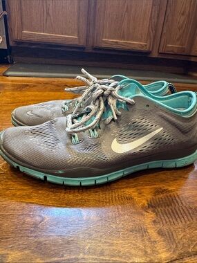Nike Women's Gray and Teal Lightweight Training Sneakers
